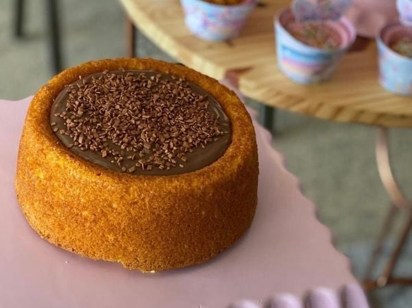 Bolo piscina de cenoura com chocolate  por Doce é Tudo/Instagram