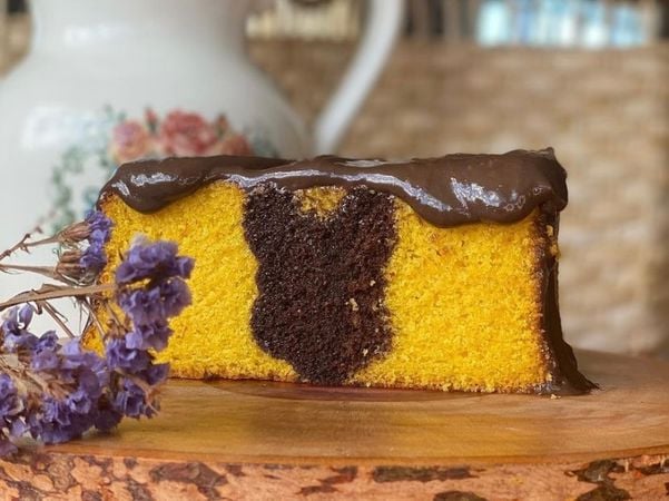 Bolo Surpresa de cenoura com chocolate  por Doce é Tudo/Instagram