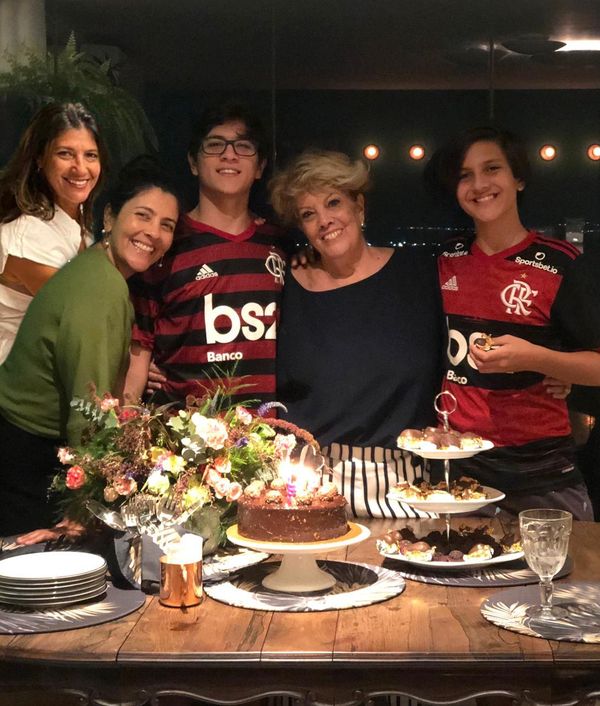 Elissa, Taiza, a aniversariante Eliana Belesa, João Manoel e Bruno