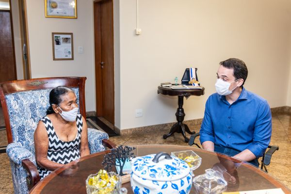 Em seu gabinete na PMV, Pazolini conversa com dona Zélia