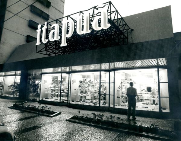 Fachada de antiga loja da Itapuã Calçados  por Acervo A Gazeta