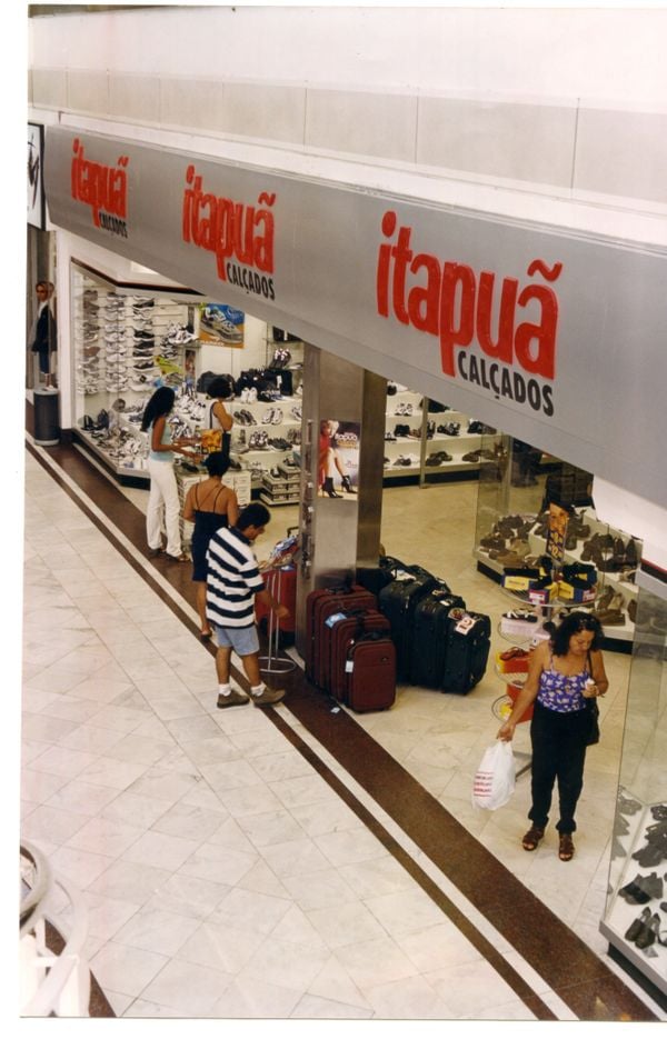 Loja da Itapuã Calçados em Vitória em 2000 por Acervo a Gazeta - 12/04/2000