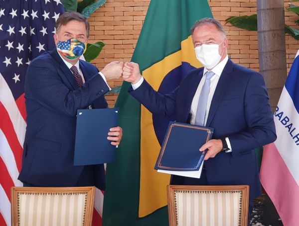 O embaixador dos EUA no Brasil Todd Chapman e o governador Renato Casagrande assinaram o memorando nesta quinta-feira (22) em Brasília