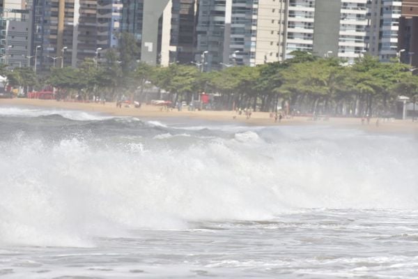 Quinta-feira com ondas grandes no litoral do Espírito Santo. Registro feito em Itapuã, Vila Velha por Ricardo Medeiros