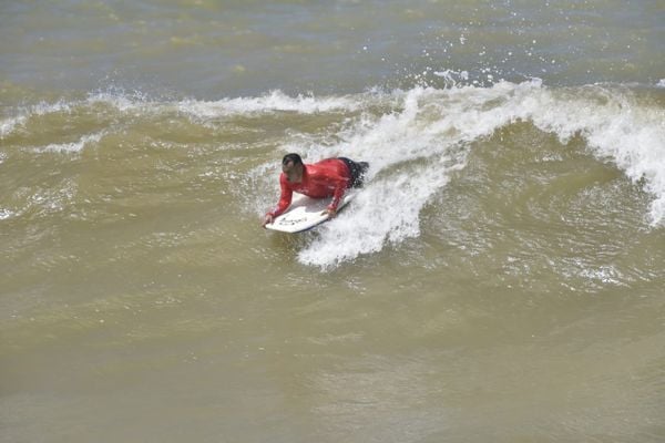Quinta-feira com ondas grandes no litoral do Espírito Santo. Registro feito em Itapuã, Vila Velha por Ricardo Medeiros