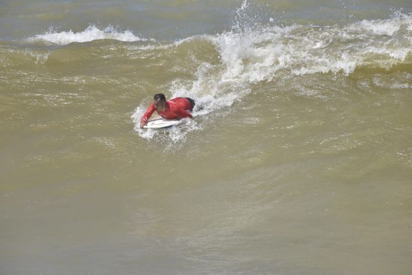 Quinta-feira com ondas grandes no litoral do Espírito Santo. Registro feito em Itapuã, Vila Velha
