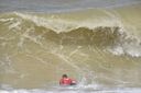 Quinta-feira com ondas grandes no litoral do Espírito Santo. Registro feito em Itapuã, Vila Velha(Ricardo Medeiros)