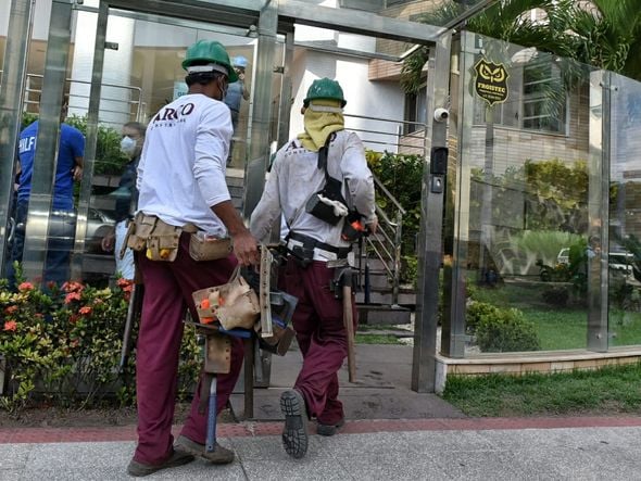 Funcionários da construtora chegaram ao prédio na manhã desta sexta-feira (23) por Fernando Madeira