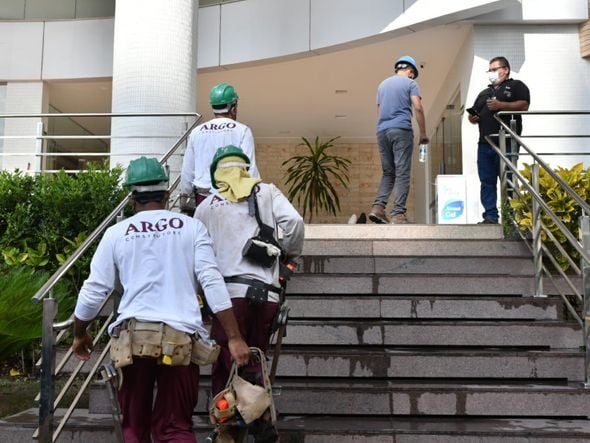 Funcionários da construtora chegaram ao prédio na manhã desta sexta-feira (23) por Fernando Madeira