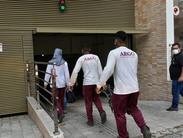 Funcionários da construtora chegaram ao prédio na manhã desta sexta-feira (23) por Fernando Madeira