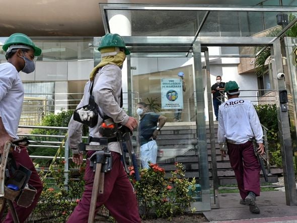 Funcionários da construtora chegaram ao prédio na manhã desta sexta-feira (23) por Fernando Madeira
