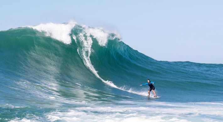 Estrutura com profisionais capixabas acompanhou a experiente surfista Michaela Fregonese para pegar grande onda capixaba nesta semana, em Vila Velha