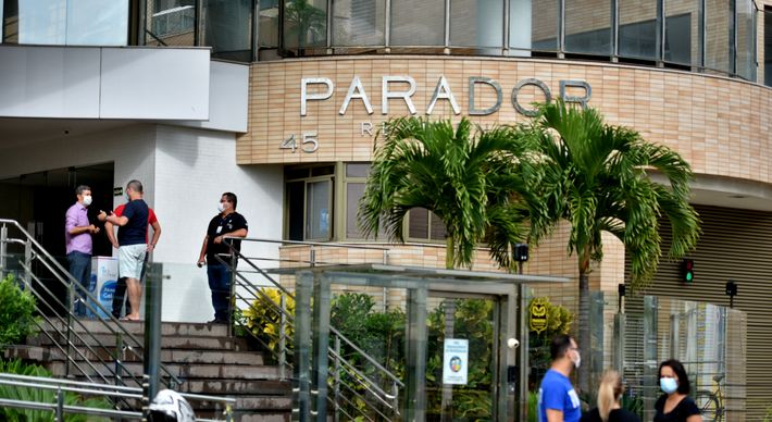 Piscina caiu sobre a garagem de prédio de luxo em Itaparica, na noite de quinta-feira (22). Moradores tiveam que desocupar os apartamentos e evacuar o local