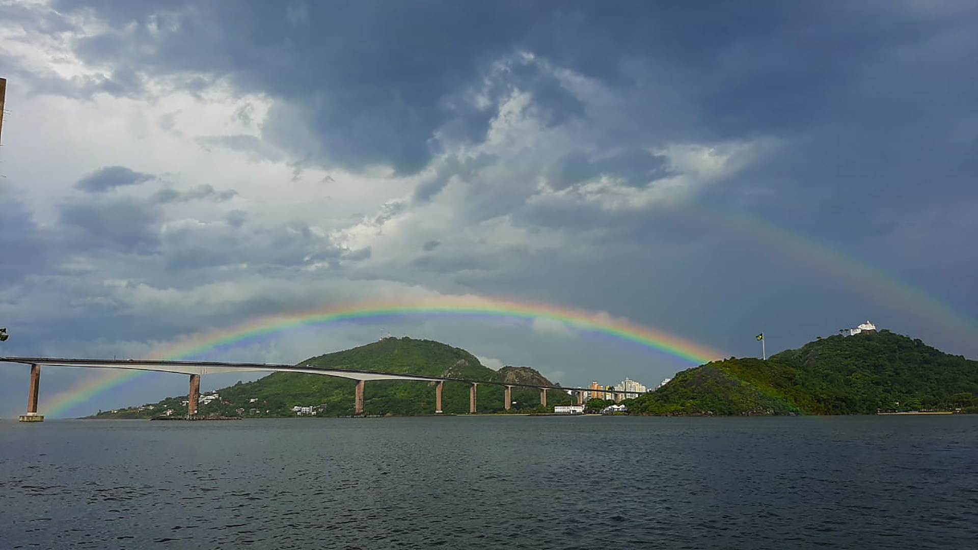 19/04/2020 - Após chuva forte arco-íris aparece próximo à Terceira Ponte