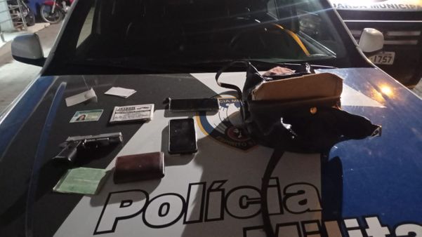 Bolsa, celulares e documentos da vítima foram recuperados pela Polícia. Simulacro de arma foi encontrado com o grupo