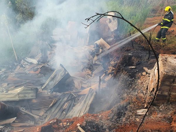 A casa ficou totalmente destruída e o animal foi resgatado pelo Corpo de Bombeiros que apagou as chamas