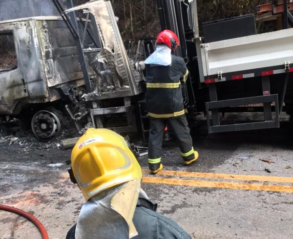 Caminhão pega fogo na BR 482 em Alegre