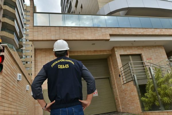 Equipes do Crea-ES e Defesa Civil fazem vistoria em prédio onde piscina desabou em Vila Velha