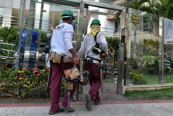 Funcionários da construtora chegaram ao prédio na manhã desta sexta-feira (23) por Fernando Madeira