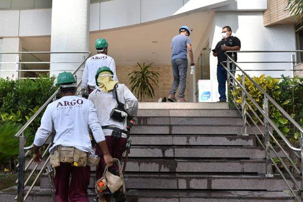 Funcionários da construtora chegaram ao prédio na manhã desta sexta-feira (23) por Fernando Madeira