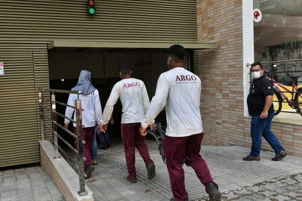 Funcionários da construtora chegaram ao prédio na manhã desta sexta-feira (23) por Fernando Madeira