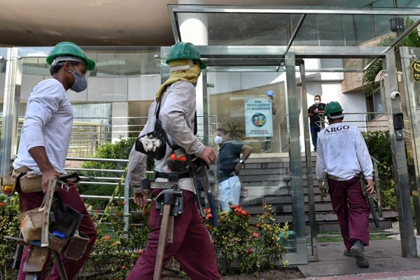 Funcionários da construtora chegaram ao prédio na manhã desta sexta-feira (23)