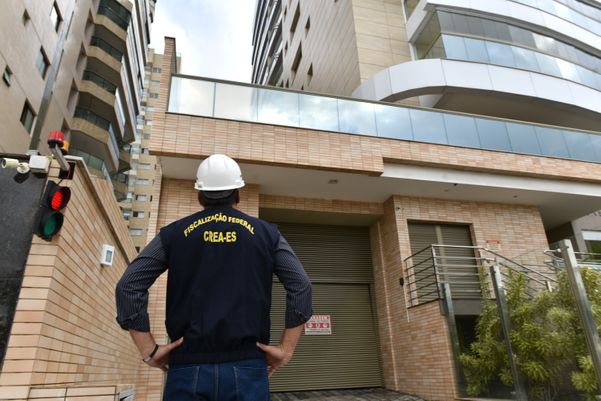 A piscina do edifício de luxo Parador Residence, em Itaparica, desabou durante a noite de ontem, (22), não houve feridos