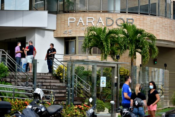 A piscina do edifício de luxo Parador Residence, em Itaparica, desabou durante a noite de ontem, (22), não houve feridos