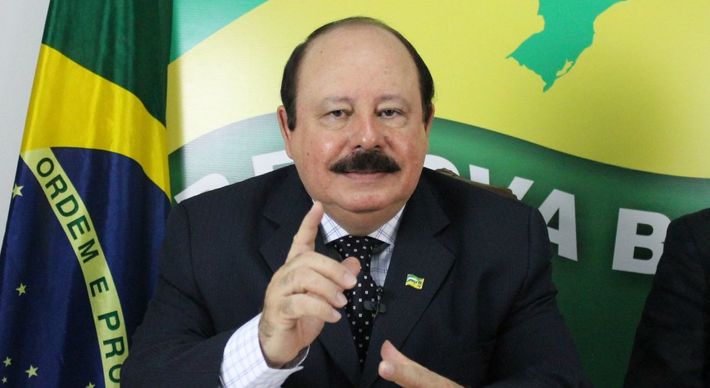 A informação foi confirmada pelo PRTB, partido dele, na madrugada de hoje em uma postagem no Twitter