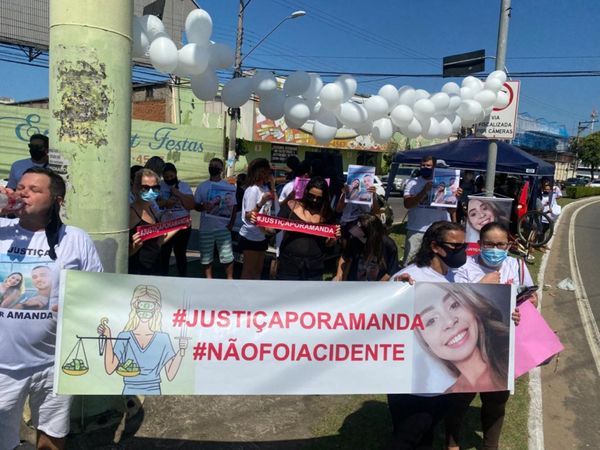 Família e amigos protestam pela morte de Amanda Marques por Leitor/ A Gazeta