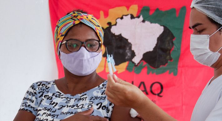 Repasse de lotes de vacina aos Estados prometido pelo Ministério da Saúde foi menor que o necessário, por isso tem faltado imunizante para quem está apto a receber segunda aplicação