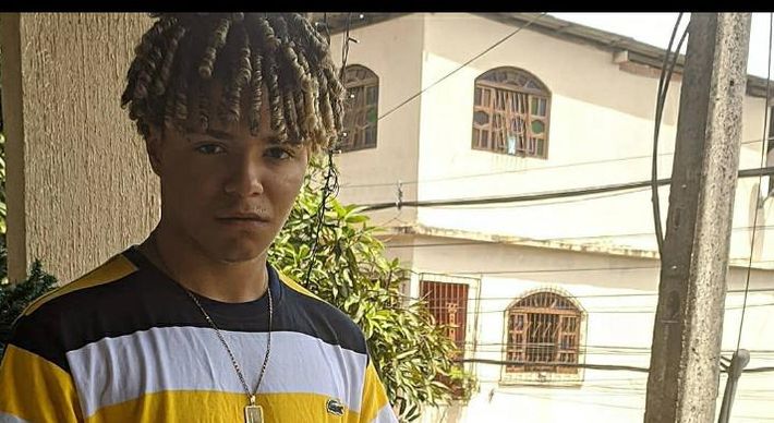 Luís Henrique dos Santos Moisés, 15 anos, está desaparecido desde o dia 18 de abril. Ele saiu da casa da avó, no bairro Porto Novo, em Cariacica, avisando que iria no bairro Del Porto. Desde então, não retornou