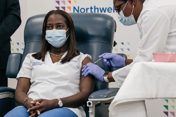 Enfermeira Sandra Lindsay, primeira pessoa imunizada em Nova York, em dezembro de 2020