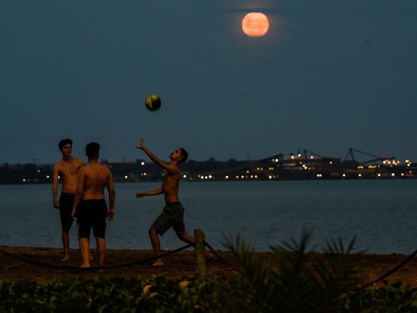 Fenômeno da Superlua ou Lua Rosa acontece nesta terça-feira (27), mas lua "rosada" já apareceu para os capixabas por Vitor Jubini
