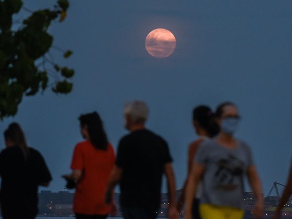 Fenômeno da Superlua ou Lua Rosa acontece nesta terça-feira (27), mas lua "rosada" já apareceu para os capixabas por Vitor Jubini
