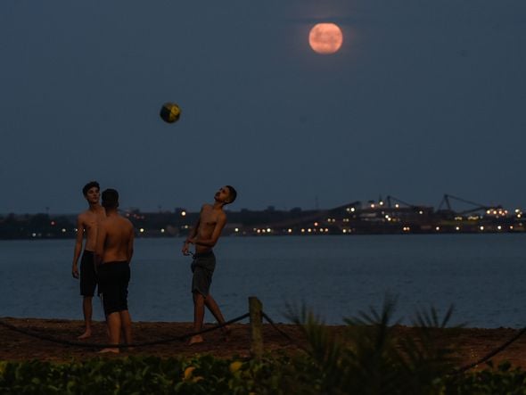 Fenômeno da Superlua ou Lua Rosa acontece nesta terça-feira (27), mas lua "rosada" já apareceu para os capixabas por Vitor Jubini