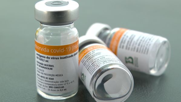 A agência interditou 25 lotes da vacina, totalizando 12 milhões de doses. A interdição aconteceu porque foram envasados em uma unidade da Sinovac que não passou por inspeção ou análise da agência