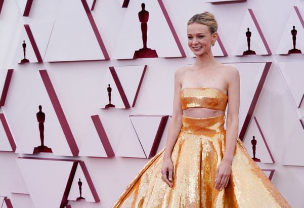 A britânica Carey Mulligan usava vestido dourado da Valentino completamente coberto de lantejoulas douradas por Reuters/Folhapress