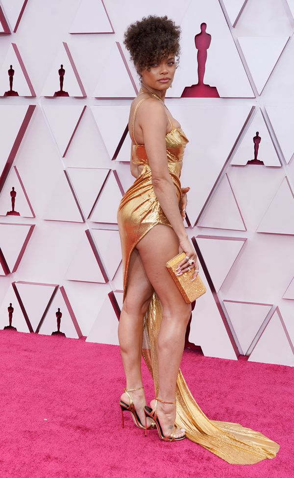 Andra Day usa vestido feito em ouro, da estilista Vera Wang por  Reuters/Folhapress