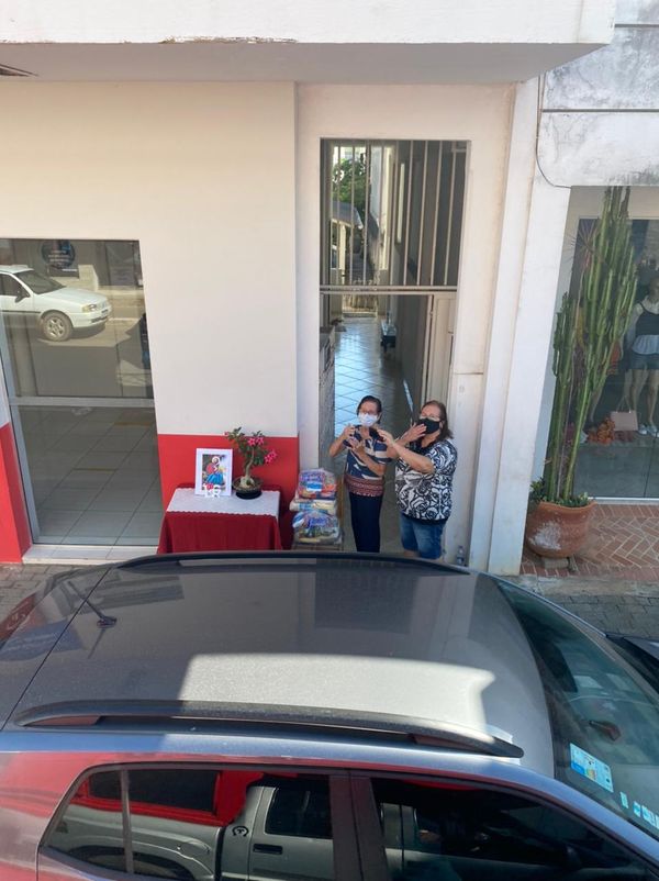 Cestas básicas "ocupam" lugares de fiéis em igreja católica de Ibiraçu por Divulgação