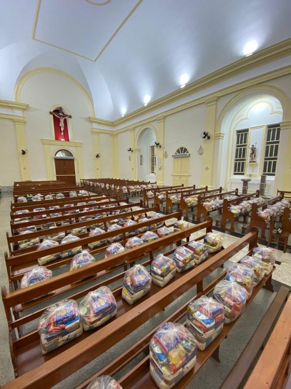 Cestas básicas "ocupam" lugares de fiéis em igreja católica de Ibiuraçu por Divulgação