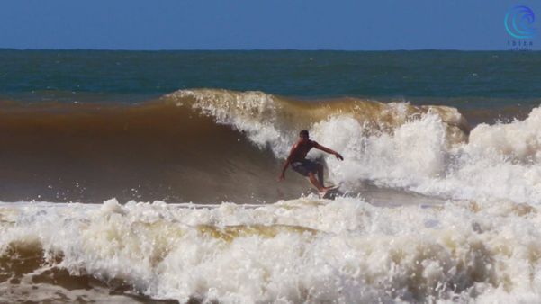 Com onda considerada perfeita, praia de São Mateus vira paixão de surfistas por Deli Santos/ Ibiza Surf Video
