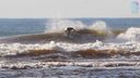 Com onda considerada perfeita, praia de São Mateus vira paixão de surfistas(Deli Santos/ Ibiza Surf Video)