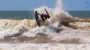 Com onda considerada perfeita, praia de São Mateus vira paixão de surfistas(Deli Santos/ Ibiza Surf Video)