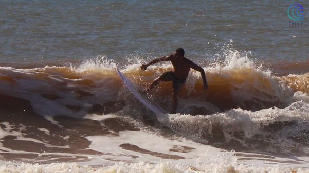 O lugar também está sendo definido como perfeito por surfistas que fazem parte da elite do esporte por Deli Santos/ Ibiza Surf Video