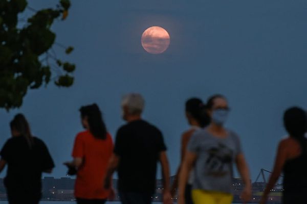 Fenômeno da Superlua ou Lua Rosa acontece nesta terça-feira (26), mas lua 