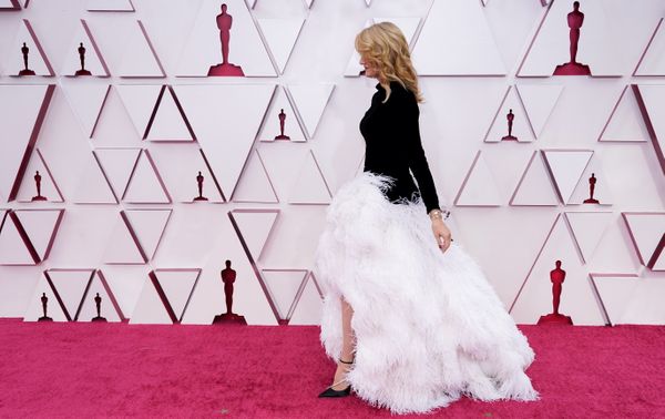Laura Dern causa impacto com vestido de plumas brancas por Reuters/Folhapress