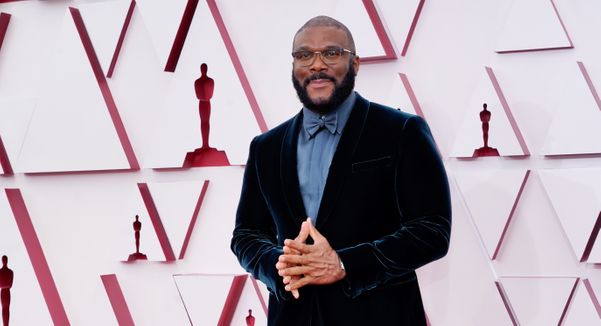 Tyler Perry recebe Oscar humanitário por Reuters/Folhapress