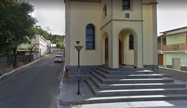 Arthur Picolli, do BBB 21, aparece em frente a Igreja Católica de Conduru, em Cachoeiro, em imagem do Google Street View