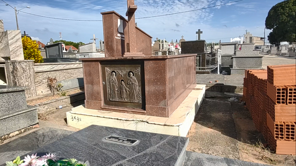 Placas e portões de bronze são roubados em cemitério de Linhares por Eduardo Dias